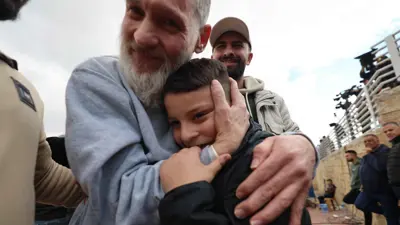 الأردني نزال يحتضن طفله