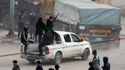 مسلحون من عشائر فلسطينية يحرسون قوافل مساعدات في غزة