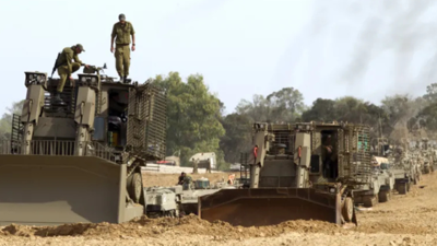 الجرافة المدرعة "دي 9" بالقرب من قطاع غزة