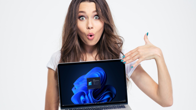 فتاة تحمل بيدها جهاز حاسوب