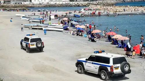 دوريات للشرطة الجزائرية تمر قرب أحد الشواطئ