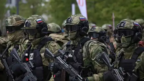 جنود روس خلال عرض عسكري