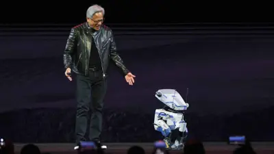 جينسن هوانغ مع الروبوت "بلو"