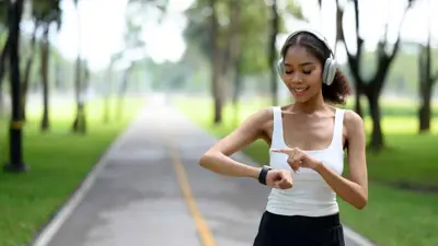 فتاة تمارس رياضة المشي