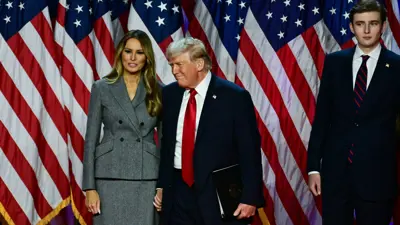 بارون ترامب مع والده وأمه ميلانيا 