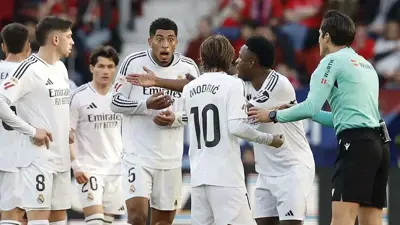 بيلينغهام مع حكم مباراة ريال مدريد وأساسونا