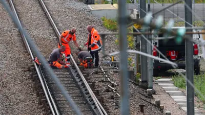 من صيانة سكك القطار