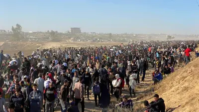 فلسطينيون ينتظرون المساعدات في رفح