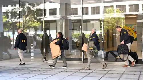 عملاء (FBI) عند خروجهم من مكتب جون بولتون