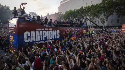 جمهور برشلونة يحتفل مع نجوم الفريق بالتتويج بالليغا