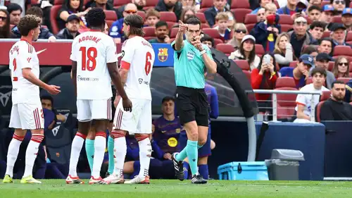 الحكم مارتينيز مونويرا خلال مباراة برشلونة وإشبيلية