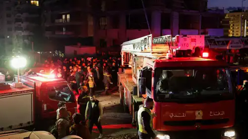 فرق الطوارئ في محيط موقع غارة إسرائيلية على بيروت