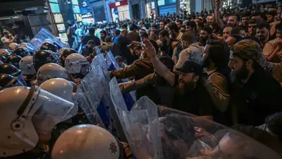 محتجون أمام مبنى مجلة ليمان