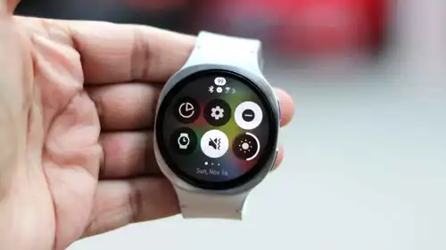 تحديث Wear OS 6.1 كما يظهر على شاشة ساعة ذكية