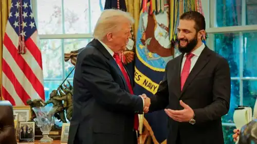 الرئيس السوري  أحمد الشرع مع الرئيس الأمريكي دونالد ترامب 