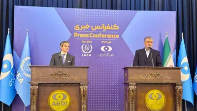 رافائيل غروسي ومحمد إسلامي خلال مؤتمر صحفي في طهران