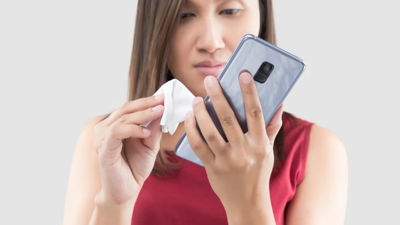 سيدة تقوم بمسح هاتفها هاتفها