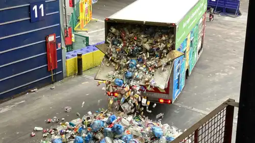 شاحنة قمامة في بريطانيا 