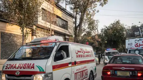 سيارات الإسعاف في موقع الانفجارات في كابول