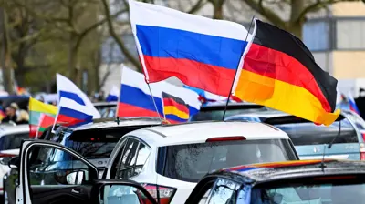 مركبات تحمل أعلام روسيا وألمانيا