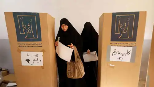 سيدتان تقترعان في الانتخابات العراقية