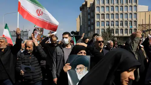 رفع صورة علي خامنئي، في تظاهرة بعد اغتياله