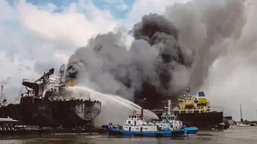 حريق ناقلة نفط في إندونيسيا
