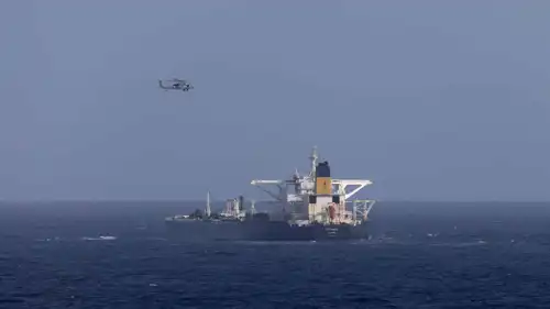 مروحية أمريكية فوق ناقلة النفط سينتشريز في الكاريبي 