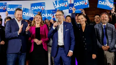 هربرت كيكل رئيس حزب "الحرية" يتحدث أمام أنصاره