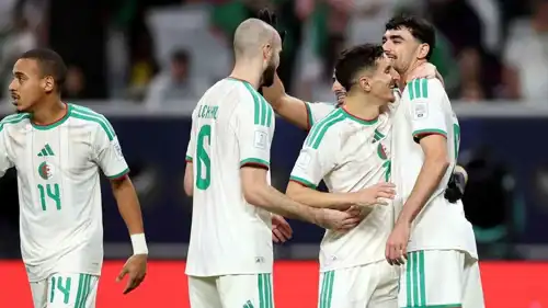 رضوان بركان مع لاعبي الجزائر