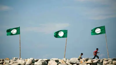 أطفال يسيرون بجانب رايات الحزب الإسلامي في ماليزيا