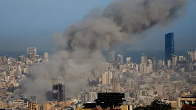 دخان يتصاعد من موقع غارة إسرائيلية في جنوب لبنان