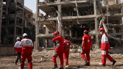 عناصر إنقاذ يعملون في موقع غارة أمريكية على طهران