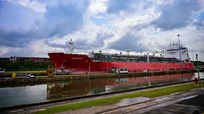 سفينة تبحر عبر قناة بنما