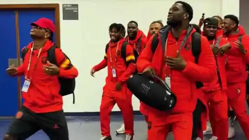 شيكو بانزا مع لاعبي منتخب أنغولا قبل لقاء زيمبابوي