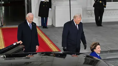 بايدن وترامب والسيناتور إيمي كلوبوشار