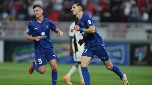 عادل بولبينة يحتفل بهدفه في شباك الاتحاد