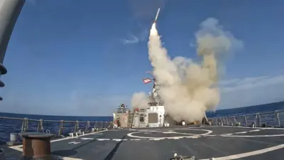 بارجة أمريكية تطلق صاروخاً نحو مواقع الحوثي في اليمن