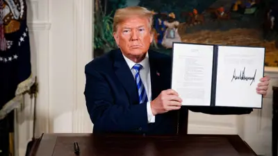 ترامب أثناء إلغاء اتفاق 2015