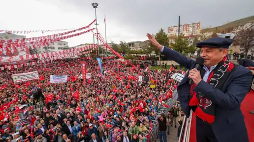  أوزغور أوزيل يتحدث في تجمع لأنصاره 