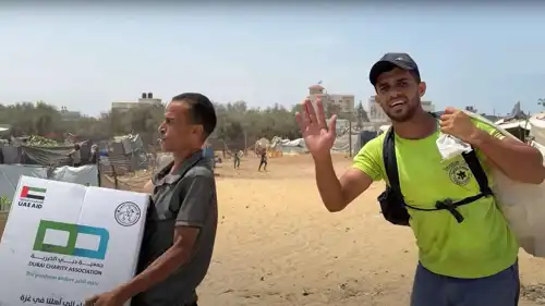 غزيون يحصلون على المساعدات الإماراتية