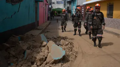 رجال الإنقاذ بجوار جدار منهار بعد سلسلة من الزلازل في غواتيمالا