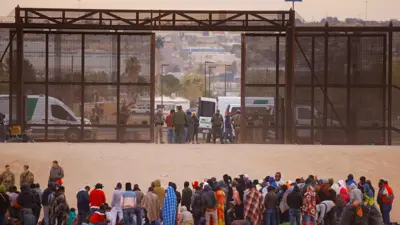 مهاجرون على الحدود بين أمريكا والمكسيك