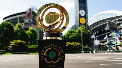 رمز كأس العالم لدى جولته بأحد الأندية الأمريكية المشاركة في البطولة