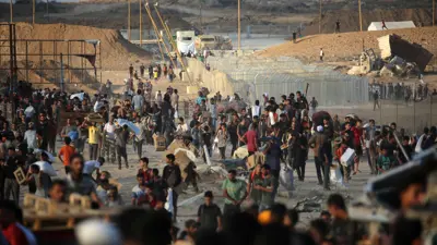 أشخاص يتلقون المساعدات في غزة