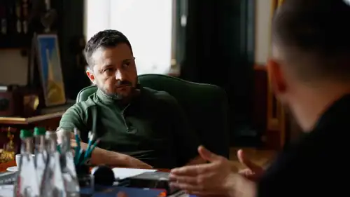 زيلينسكي خلال اجتماعه مع مدير مكتب مكافحة الفساد