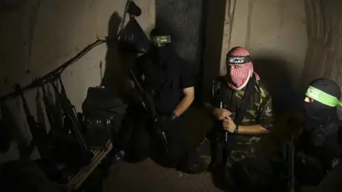 عناصر من كتائب القسام داخل أحد الأنفاق