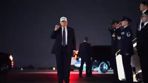 ترامب يرفع قبضته بعد نزوله من طائرة الرئاسة 