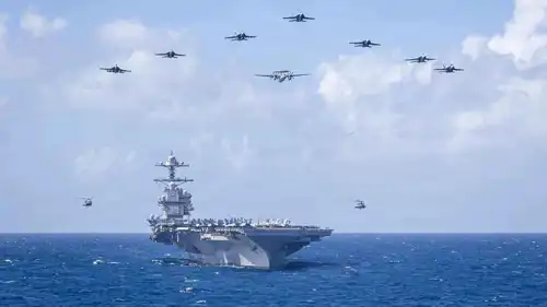 مقاتلات تحلق فوق حاملة الطائرات "يو إس إس جيرالد آر فورد".