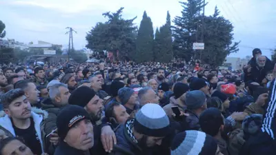 أهالي قرية مريمين يتظاهرون في حضور محافظ حمص